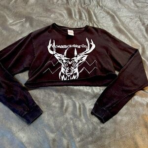 Black Cropped Long Sleeve shirt with deer Graphic. Hunting Catskills NY 🦌
